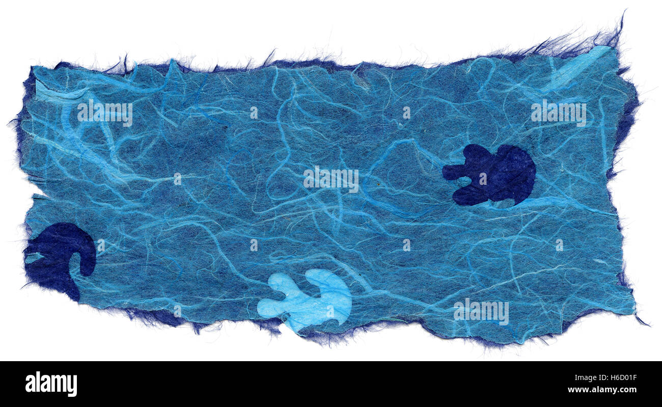 Textur des hellen blauen Reispapier mit einem Muster von blauen Qualle Verzierung der Oberfläche, mit zerrissenen Kanten. Isoliert auf weiß b Stockfoto