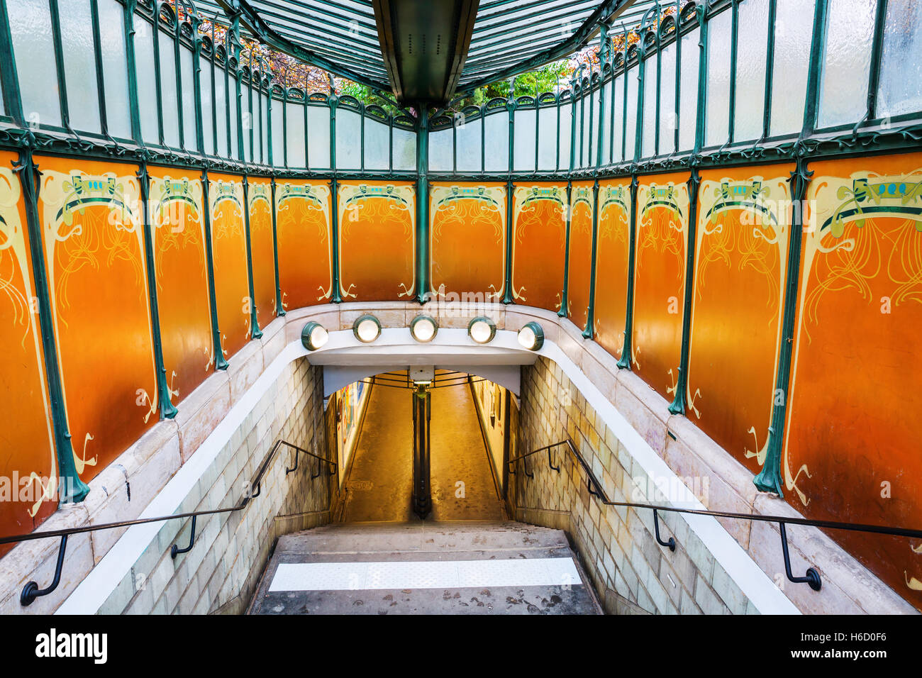 historischen Eingang der Metro in Paris, Frankreich Stockfoto