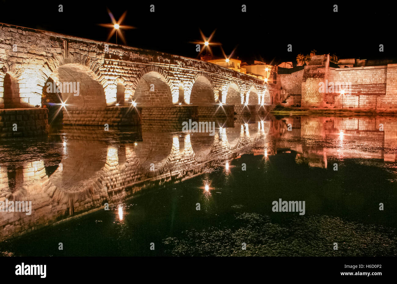 Römische Brücke und Alcazaba oder maurischen Festung in der Nacht, Merida, Spanien Stockfoto