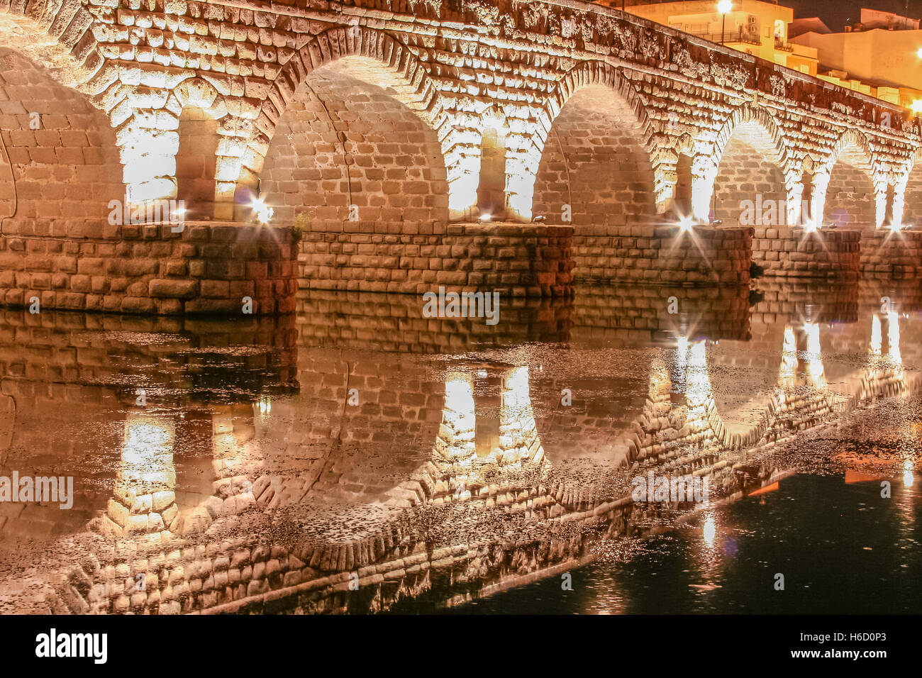 Römische Brücke über den Fluss Guadiana in der Nacht, Merida, Spanien Stockfoto