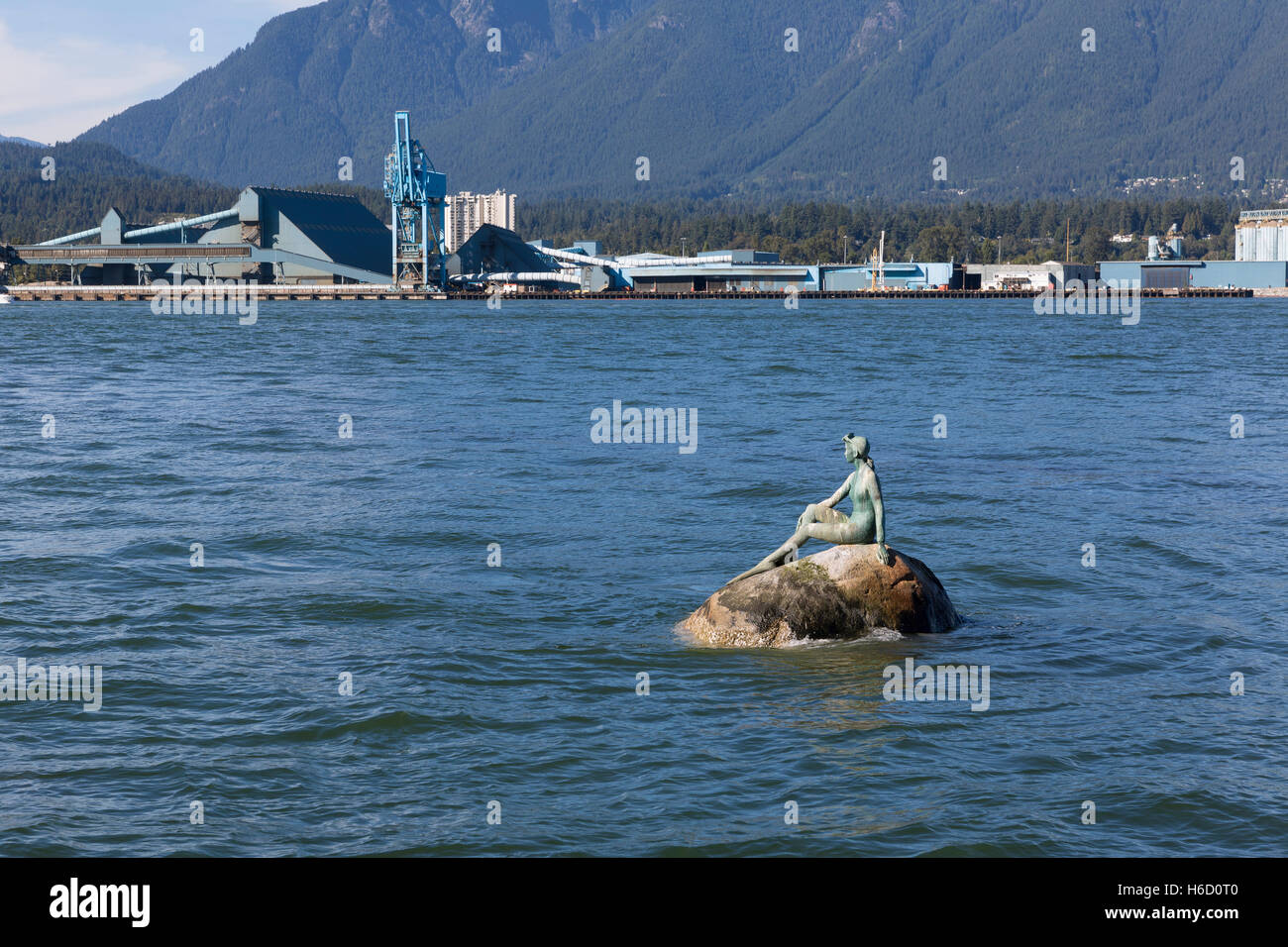 Vancouver, Kanada: "Mädchen in einen Neoprenanzug" des Bildhauers Elek Imredy montiert auf einem Felsen im Hafen von Vancouver. Stockfoto