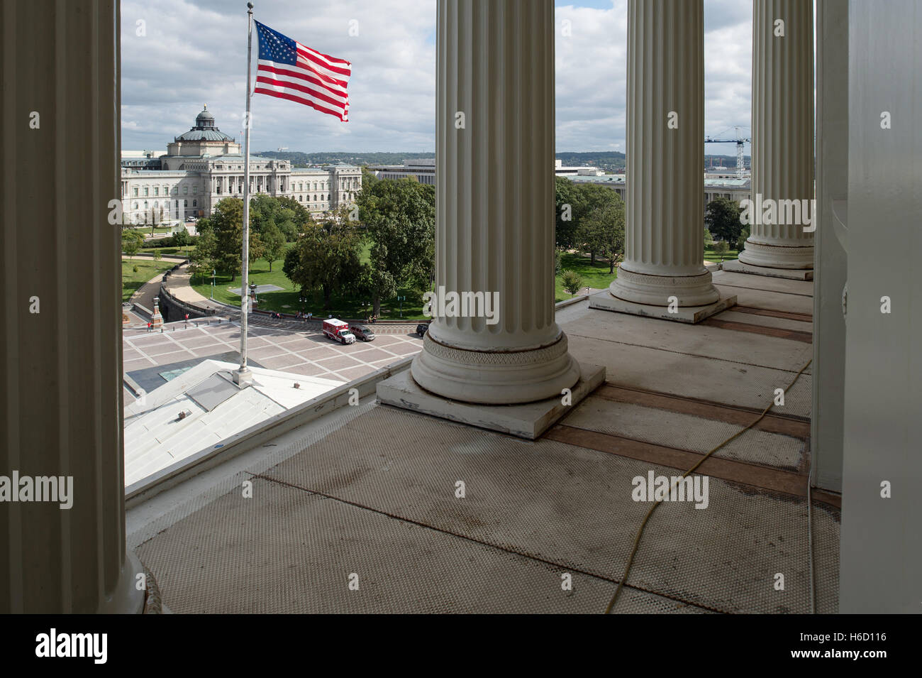 Blick von der Ostseite des US-Kapitol-Gebäudes mit Blick auf die Library of Congress aus den Spalten unter der Kuppel in Washington, DC. Stockfoto