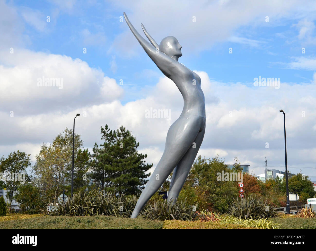 Eine Bronzestatue von Athena Künstlers Nasser Azam in der Nähe von London City Airport in Silvertown, East London Stockfoto