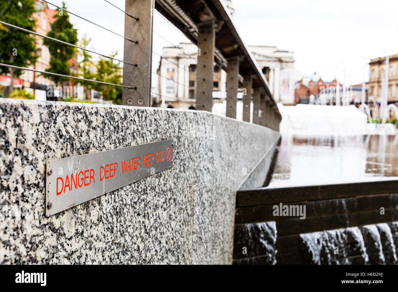 Gefahrenzeichen Tiefenwasser fernzuhalten gefährlich Achtung Gefahr des Ertrinkens in tiefem Wasser UK England GB Stockfoto