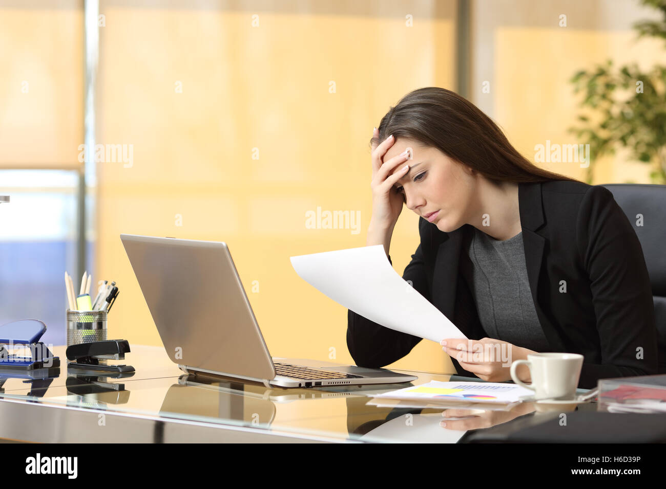 Besorgt eine Benachrichtigung beim Lesen Geschäftsfrau arbeitet in einem Schreibtisch im Büro sitzen Stockfoto