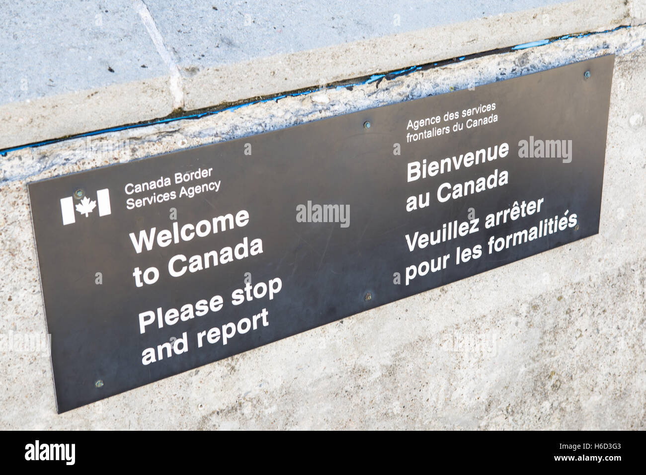 Ein Schild an die Regenbogenbrücke empfängt die Besucher in Englisch und Französisch in Kanada am Grenzübergang Niagara Falls, Ontario. Stockfoto