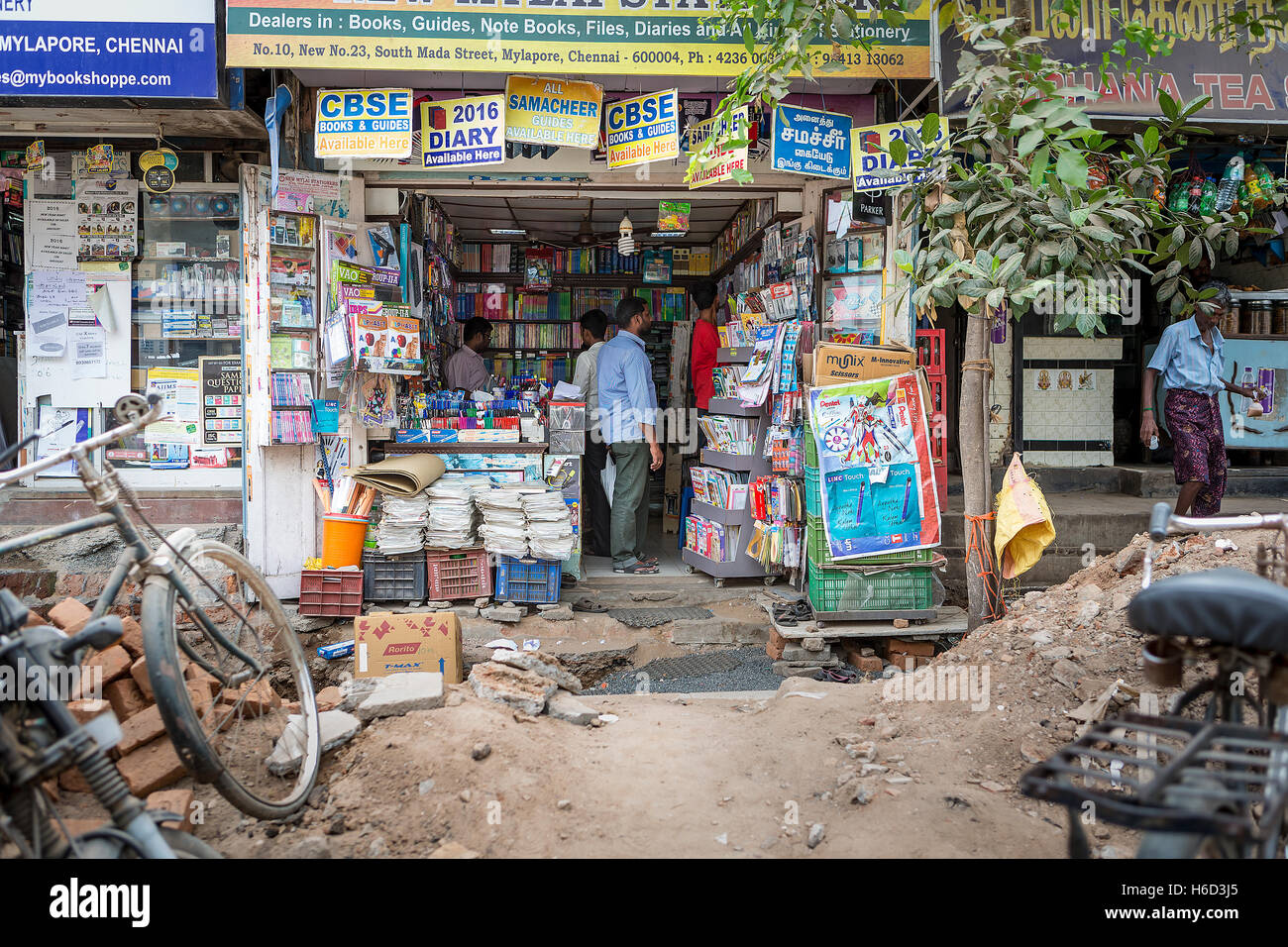 Menschen beim Einkaufen in einem indischen Buchhandlung in einer heruntergekommenen Gegend von Mylapore, Chennai, Tamil Nadu, Indien Stockfoto