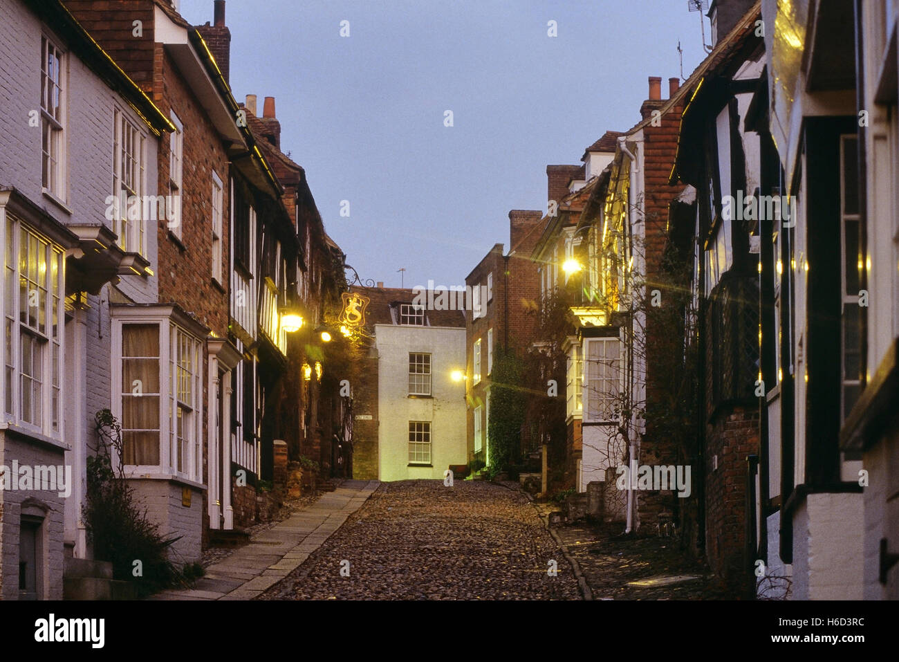 Mermaid Street in der Abenddämmerung. Roggen. East Sussex. England. VEREINIGTES KÖNIGREICH Stockfoto