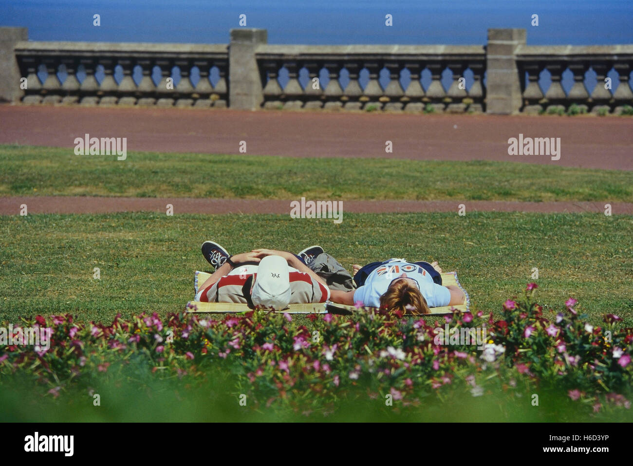 Ein paar Schlafen auf der Klippe Garten Rasen in Gorleston-on-Sea in der Nähe von Great Yarmouth. Norfolk. England. Großbritannien Stockfoto