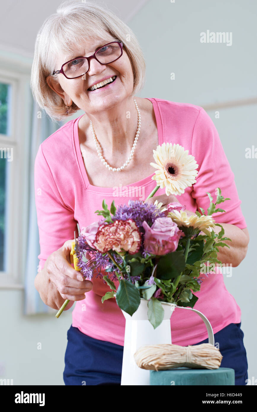 Ältere Frau im Blumenbinden Klasse Stockfoto