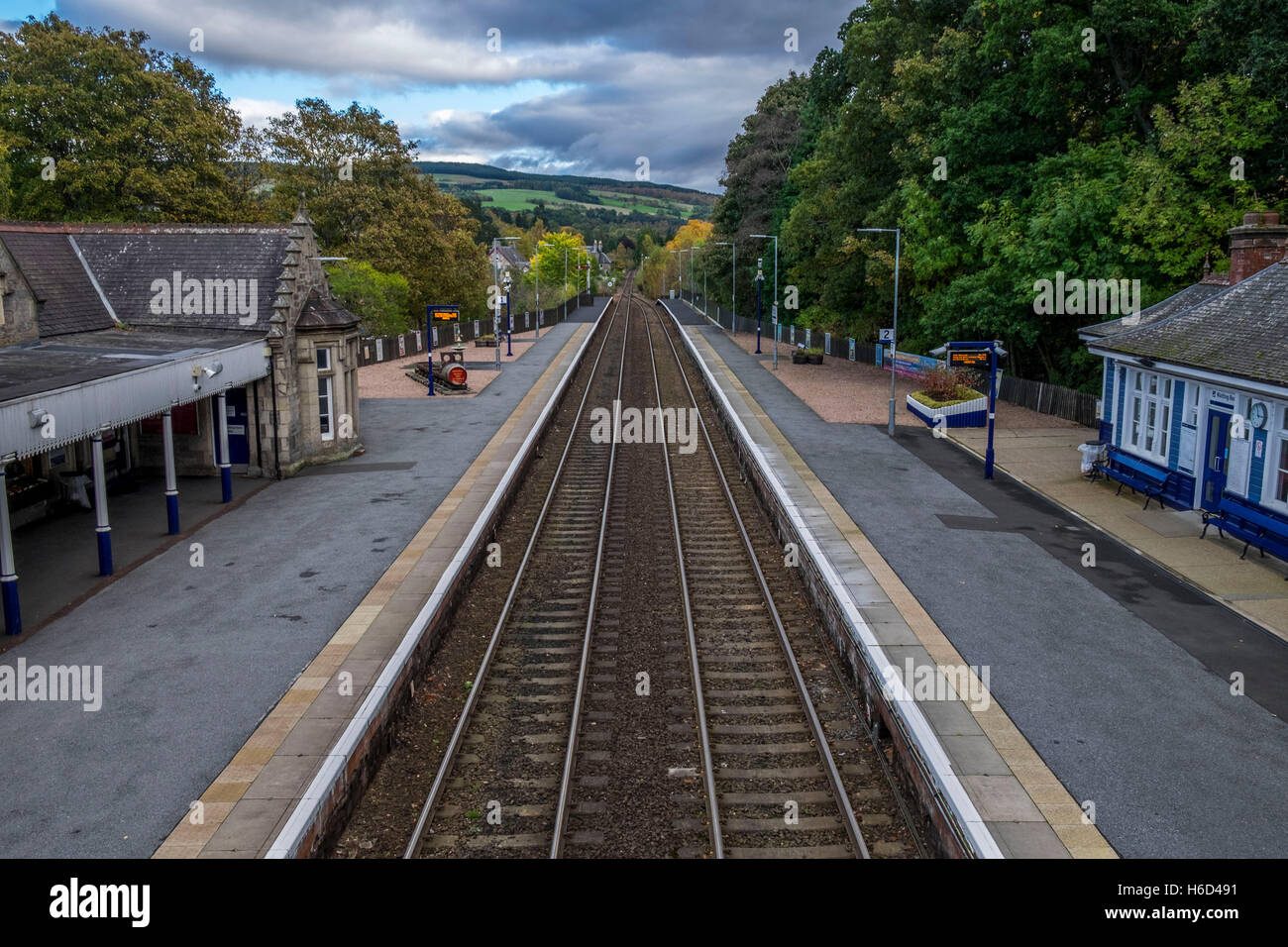 Die Eisenbahnlinien und Plattform in Pitlochry Station. Stockfoto