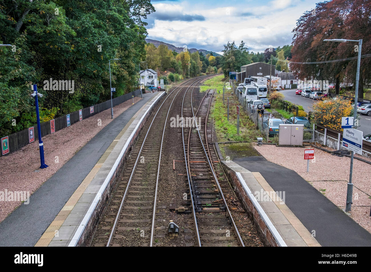 Die Eisenbahnlinien und Plattform in Pitlochry Station. Stockfoto