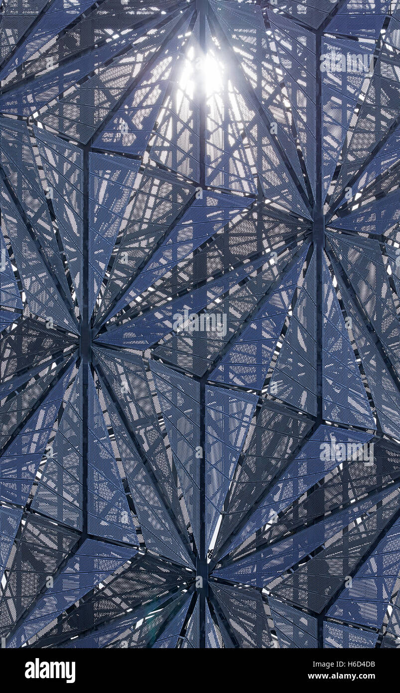 Abstrakte Sicht auf skulpturale Schornstein mit facettierten Perforierte Platten mit Sonne durch. Greenwich-Energie-Zentrum / der Stockfoto