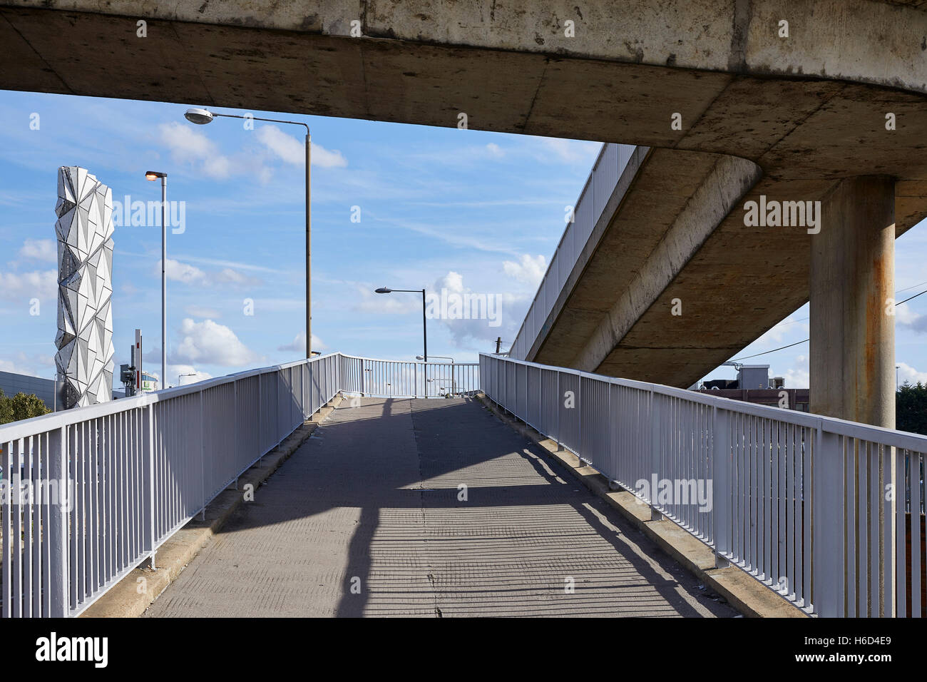 Blick auf das Energiezentrum Betonbrücke gegenübergestellt. Greenwich-Energie-Zentrum / optische Mantel, Greenwich, Großbritannien. Architekt: C.f. Møller / Conrad Shawcross, 2016. Stockfoto