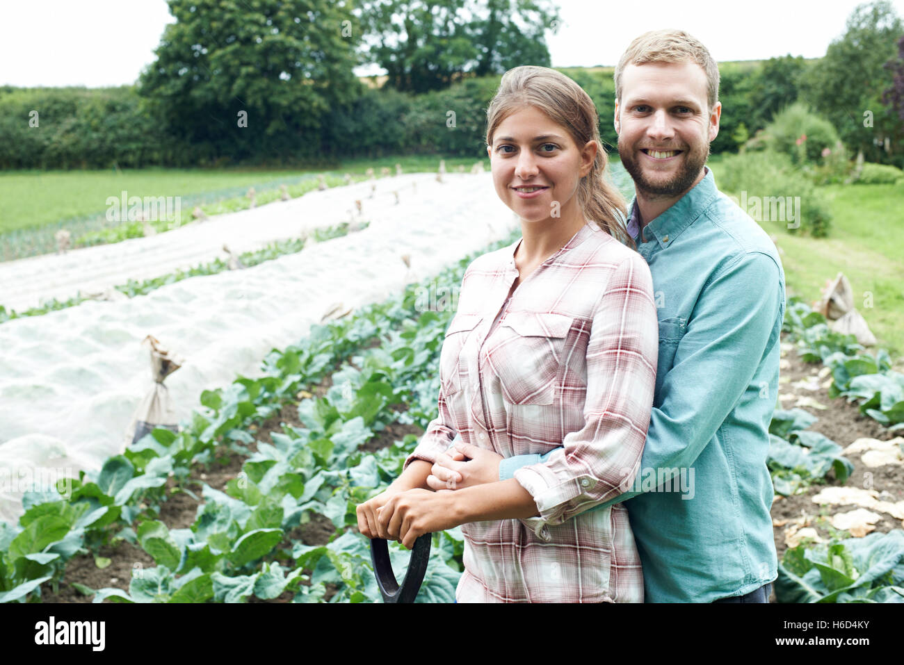 Porträt des Paares, die Arbeiten im Bereich der Bio-Bauernhof Stockfoto