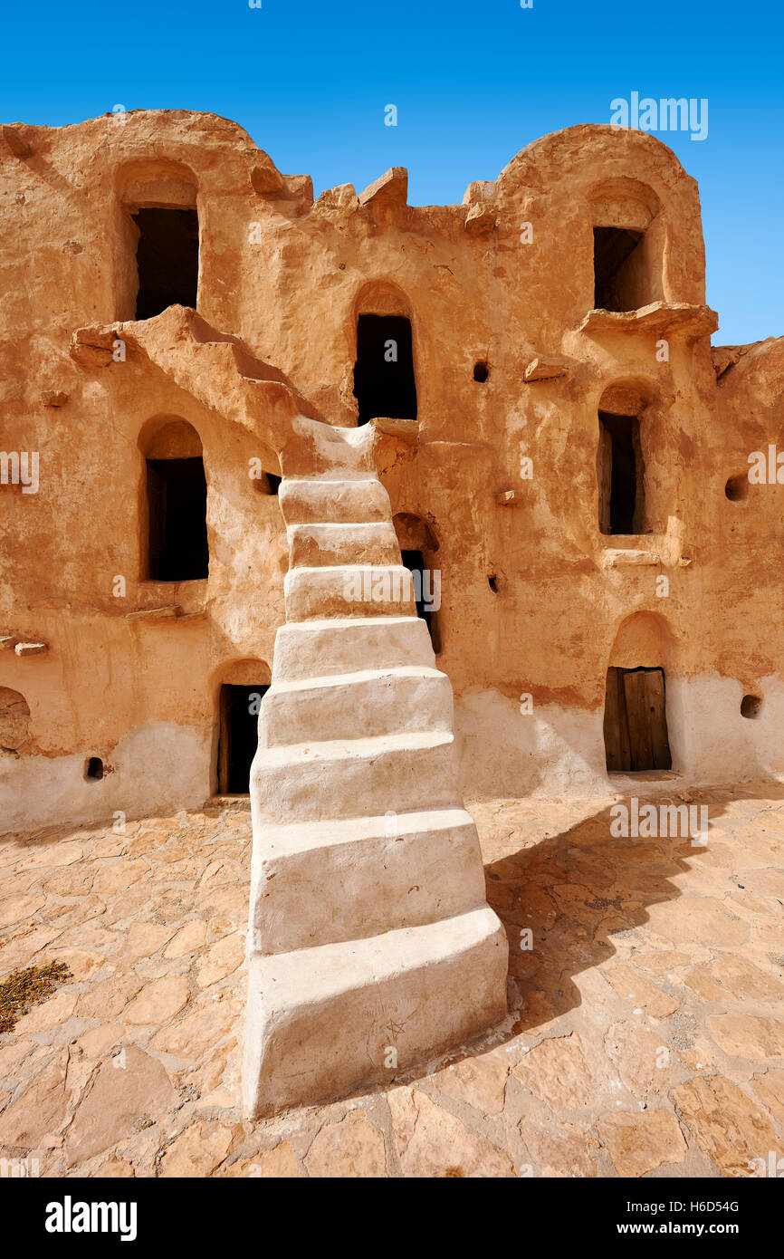 Ksar Ouled Soltane, befestigte Berber Adobe Kornhaus Keller oder Ghorfas, nördlichen Sahara im Stadtteil Tataouine, Tunesien Stockfoto