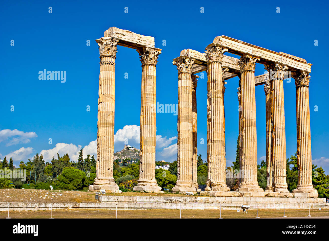 Die starken Säulen der Tempel des Olympischen Zeus mit dem Mount Lycabettus auf dem Hintergrund, Athen, Griechenland. Stockfoto