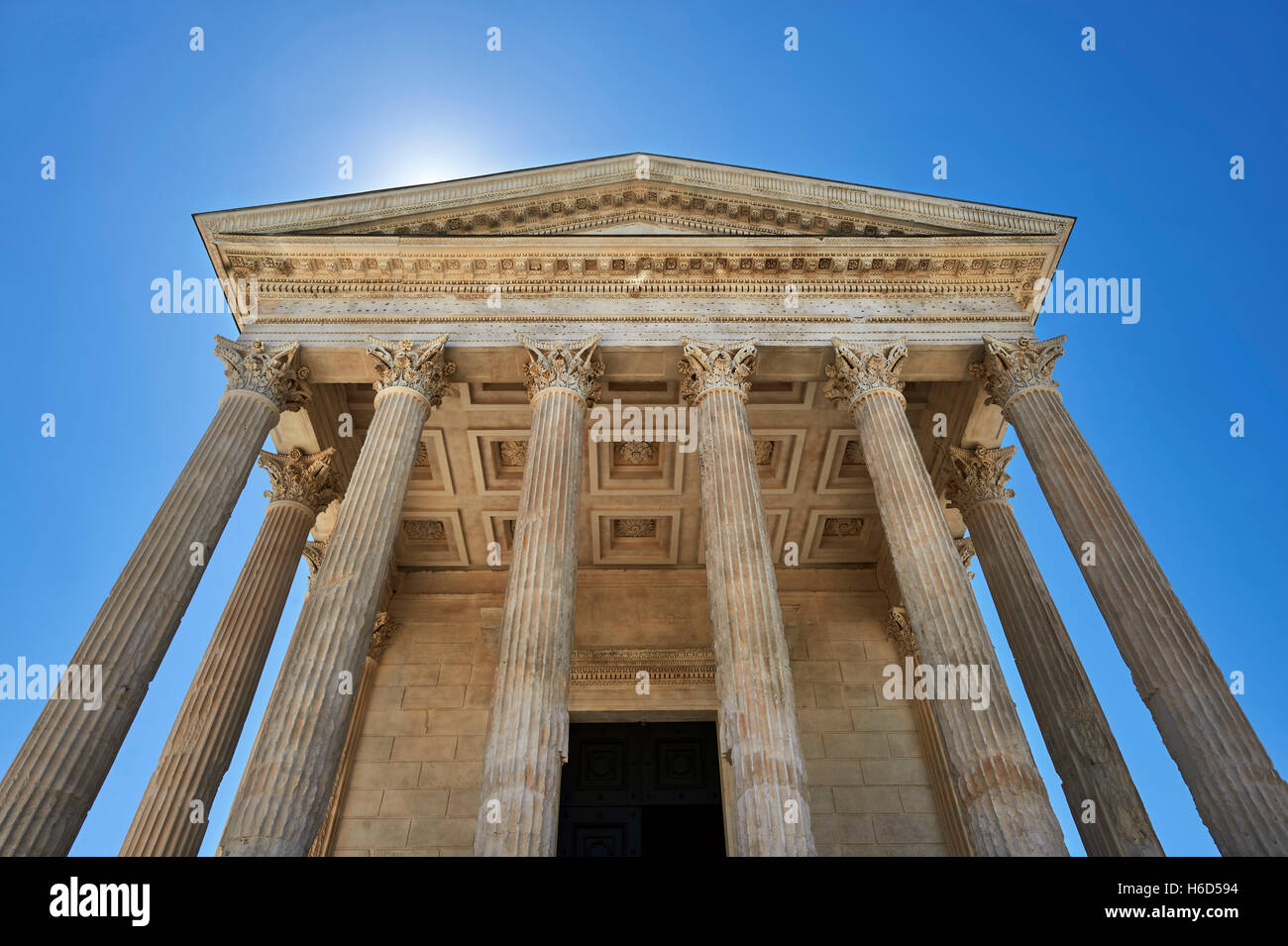 Fassade des Maison Carrée, eines antiken römischen Tempels erbaut um 4-19:00 und Julius Caesar, der am besten erhaltenen Gesprächsmitschnitten gewidmet Stockfoto