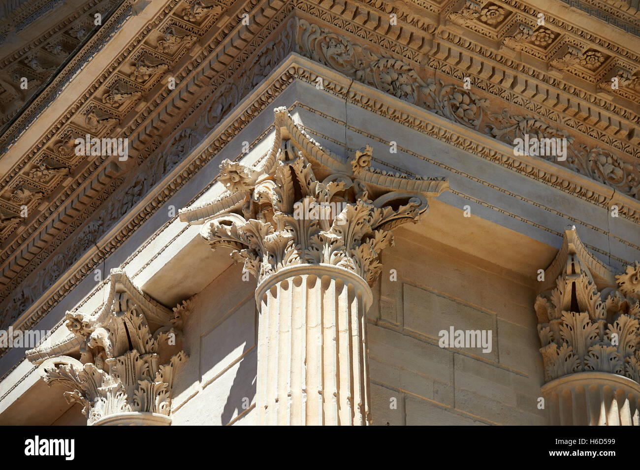 Korinthischen Kapitellen des Maison Carrée, eines antiken römischen Tempels erbaut um 4 bis 7 n. Chr. und Julius Caesar, die beste Pr gewidmet Stockfoto