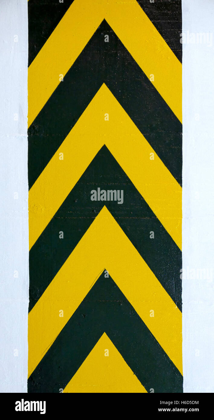 Alarmieren Sie, gelber und schwarzer Pfeil Schild für die Fahrer Stockfoto