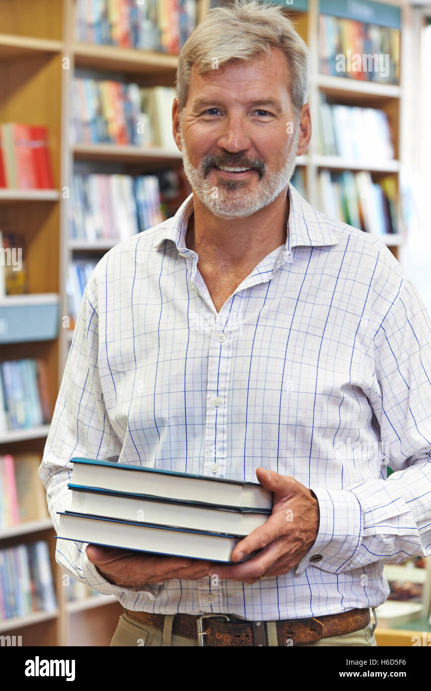 Porträt von männlichen Buchhandlung Eigentümer Stockfoto