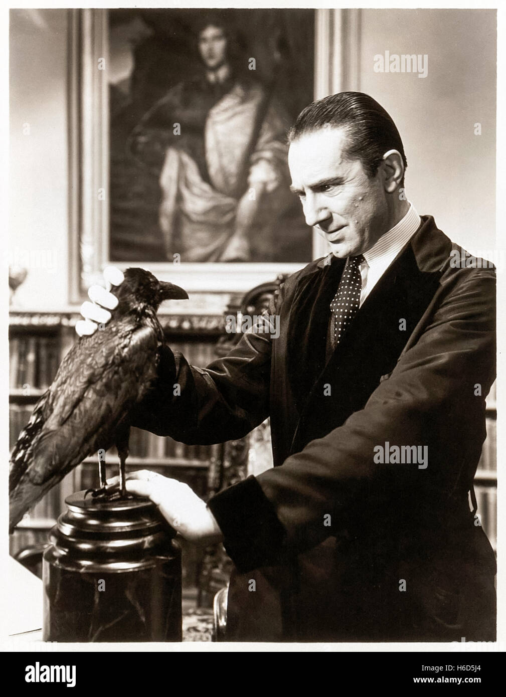 Dr. Richard Vollin, gespielt von Bela Lugosi (1882-1956) und seine geheimnisvolle Besucherin von "The Raven" (1935) unter der Regie von Lew Landers, eine lose Adaption des Gedichts von Poe (1809-1849). Siehe Beschreibung für mehr Informationen. Stockfoto