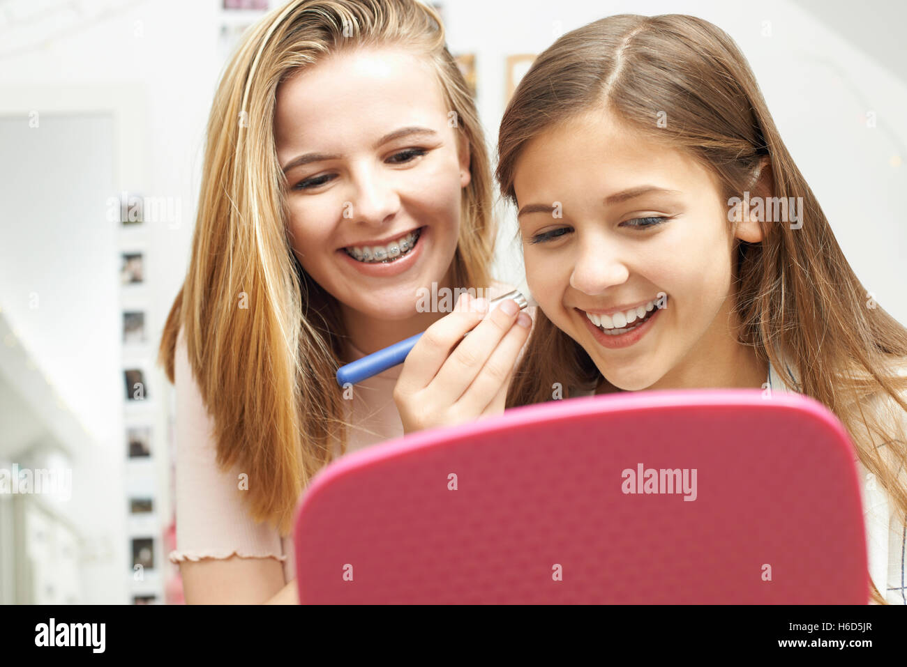 Zwei Mädchen im Teenageralter auf Make Up im Schlafzimmer Stockfoto