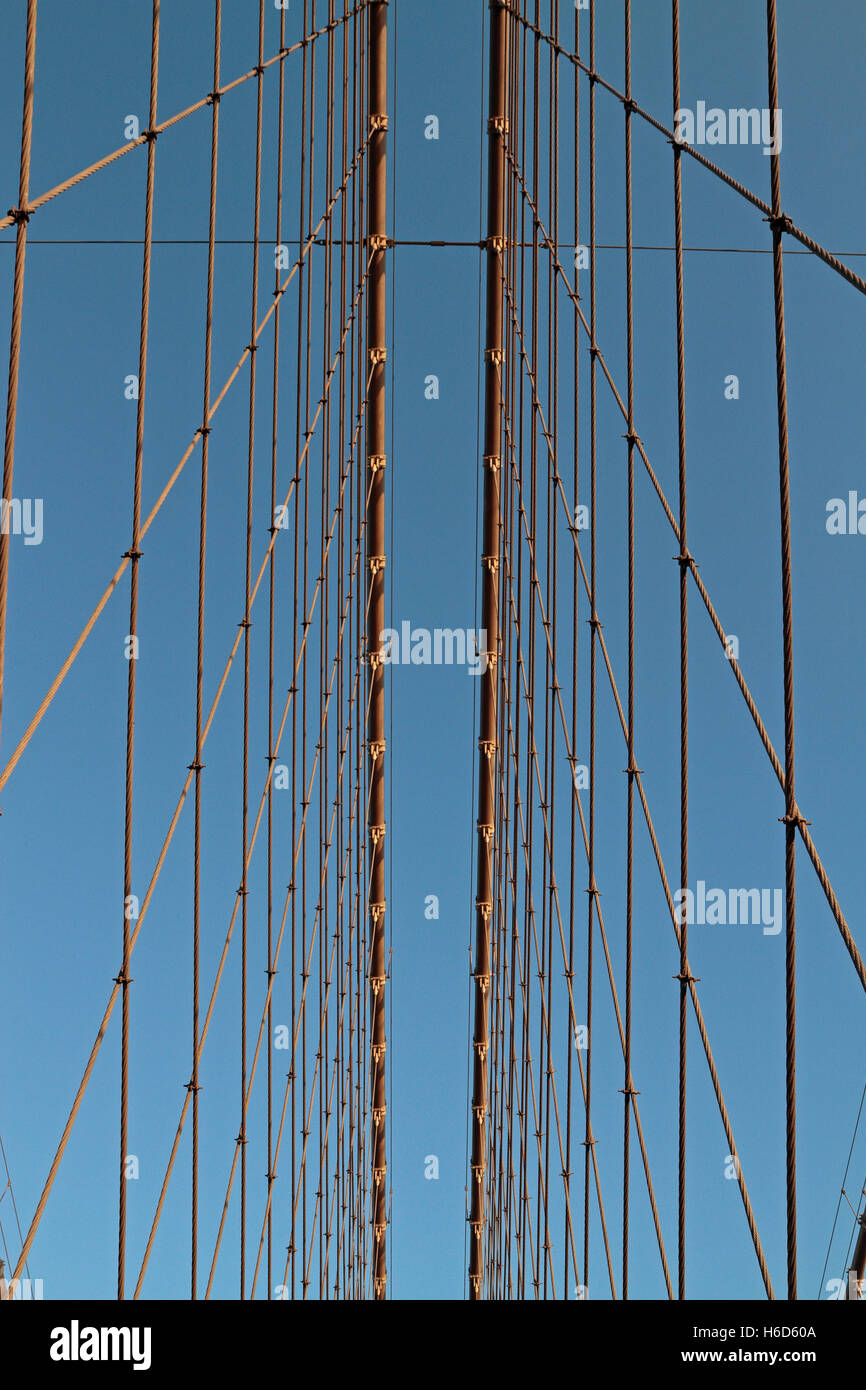 Nach oben auf die Tragseile über den Gehweg auf der Brooklyn Bridge, Manhattan, New York. Stockfoto