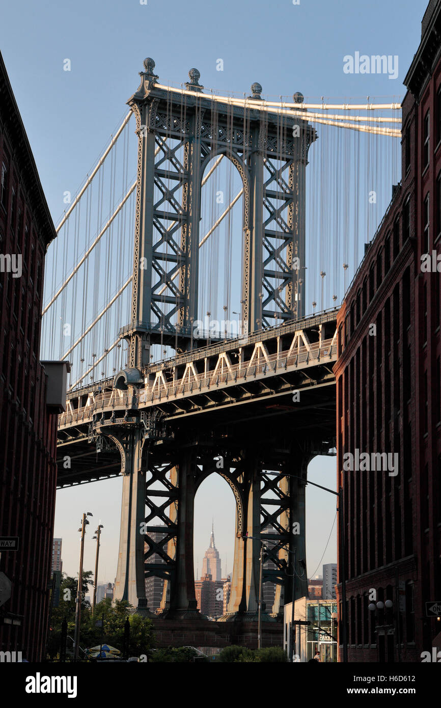 Die West-Pylon der Manhattan Bridge von Dumbo, Brooklyn, New York gesehen.  Empire State Building sichtbar. Stockfoto