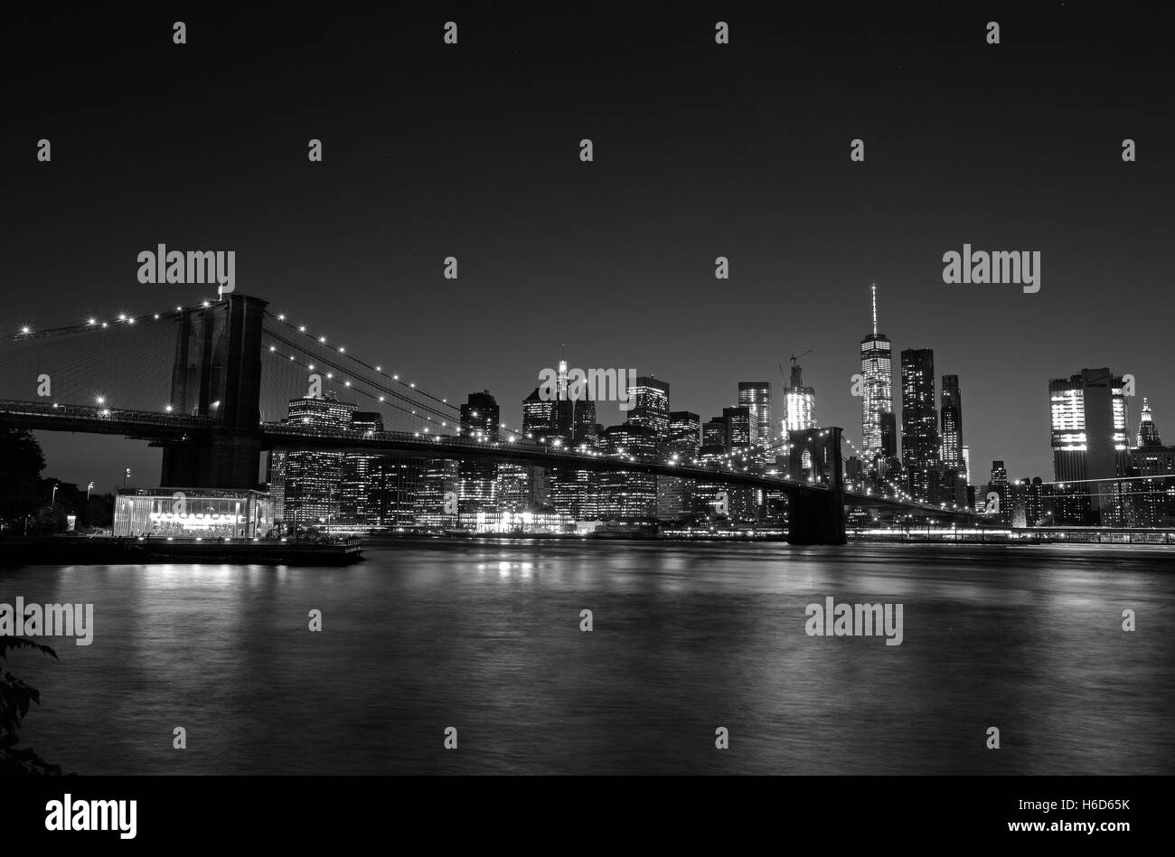 Am Abend Blick auf die Brooklyn Bridge von Main Street Park, Dumbo, Brooklyn, NY, Vereinigte Staaten von Amerika. Stockfoto