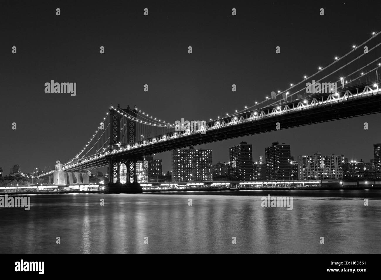 Ein Blick auf die Südseite der Manhattan Bridge, angesehen vom Rand des Empire Fulton Ferry Park, Dumbo, Brooklyn, NY. Stockfoto