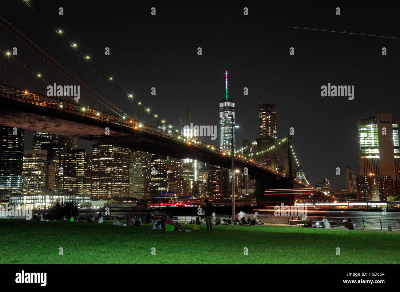 Am Abend Blick auf die Brooklyn Bridge von Empire Fulton Ferry Park, Dumbo, Brooklyn, NY, Vereinigte Staaten von Amerika. Stockfoto