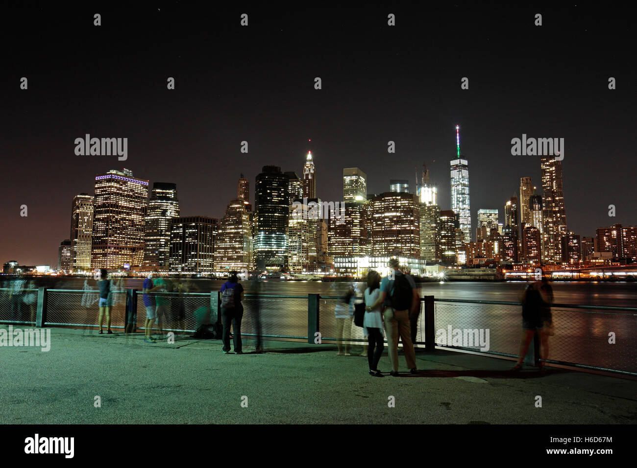 Menschen versammeln, um die Zeit Nachtansicht von lower Manhattan über den East River aus Brooklyn, NY, Vereinigte Staaten von Amerika zu bewundern. Stockfoto