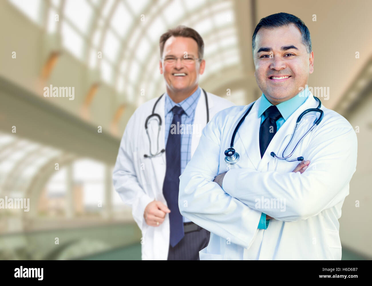 Gut aussehend männlichen Ärzte oder Krankenschwestern stehen innen Krankenhausgebäude. Stockfoto
