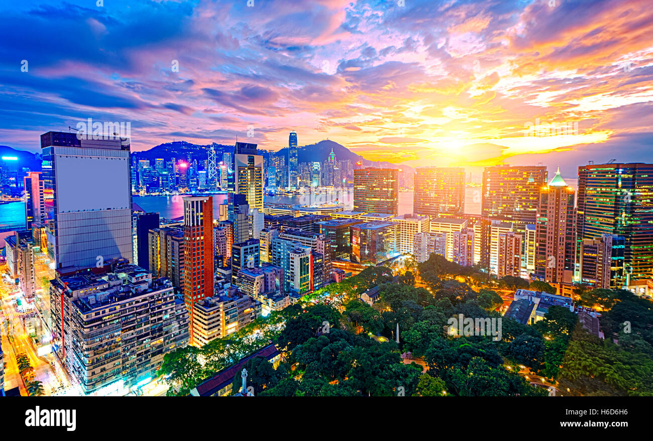 Hong Kong City Sonnenuntergang, Tsim Sha Tsui und Umgebung Stockfoto