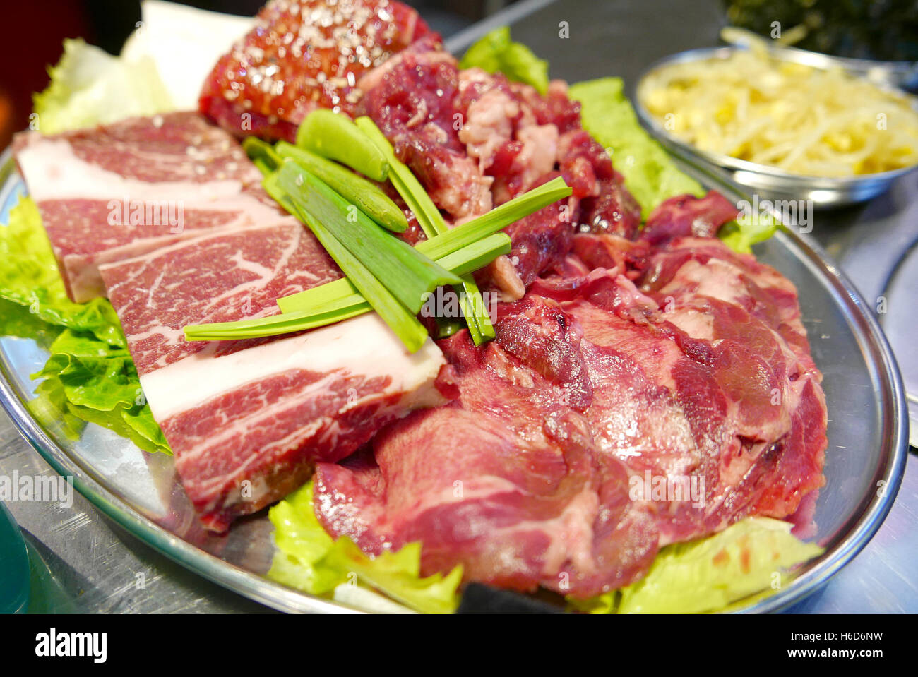 Raw koreanisches Barbecue Essen im Restaurant Stockfoto