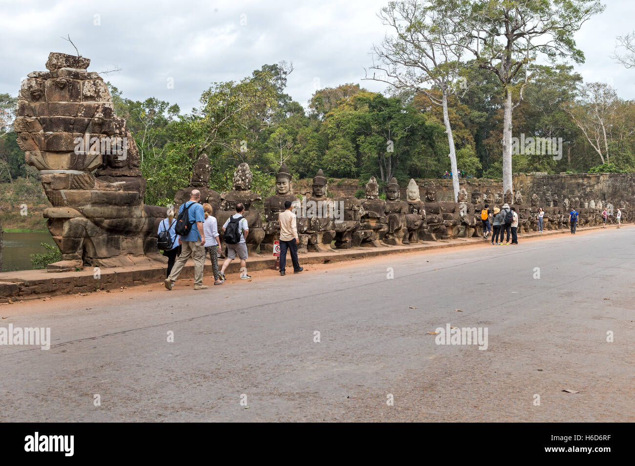 Naga und Asuras aka Demons, Südtor Eingang zu Angkor Thom, Kambodscha Stockfoto