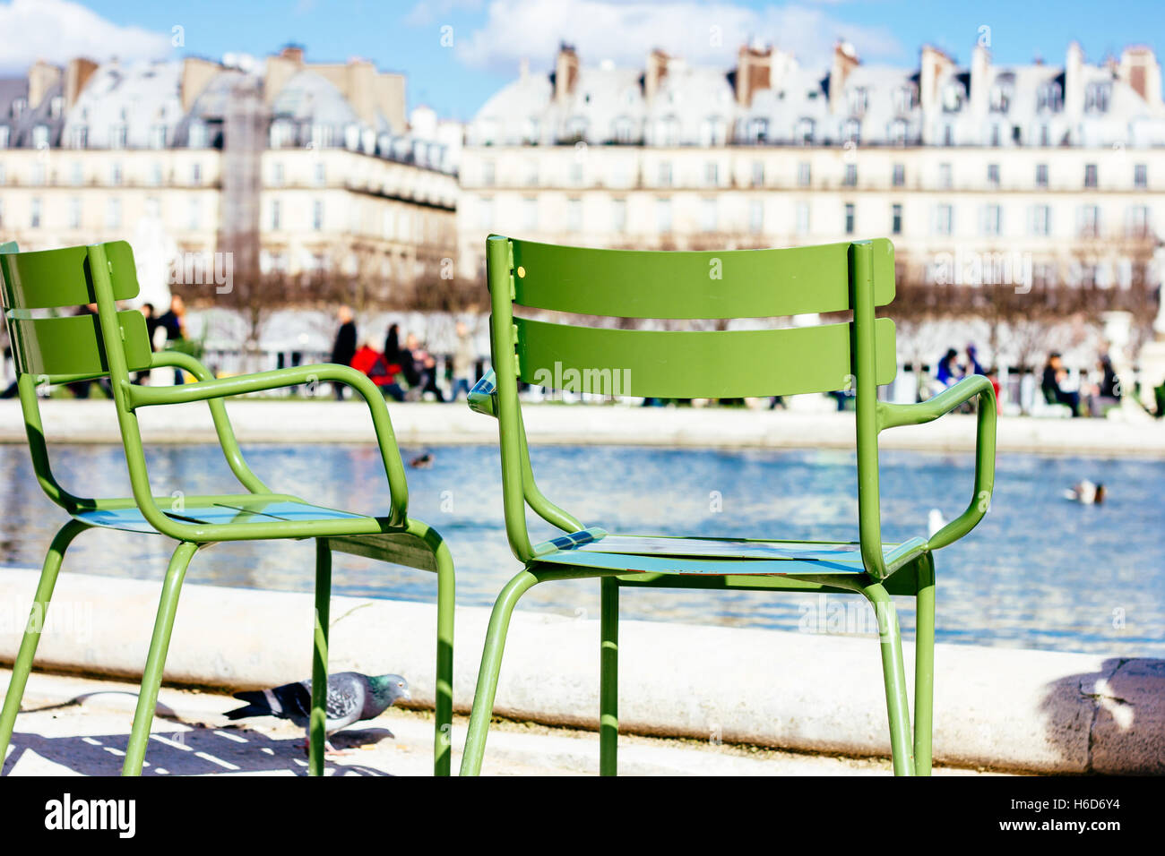 Grüne Plätze an einem Brunnen im Garten des Louvre in Paris, Frankreich. Stockfoto