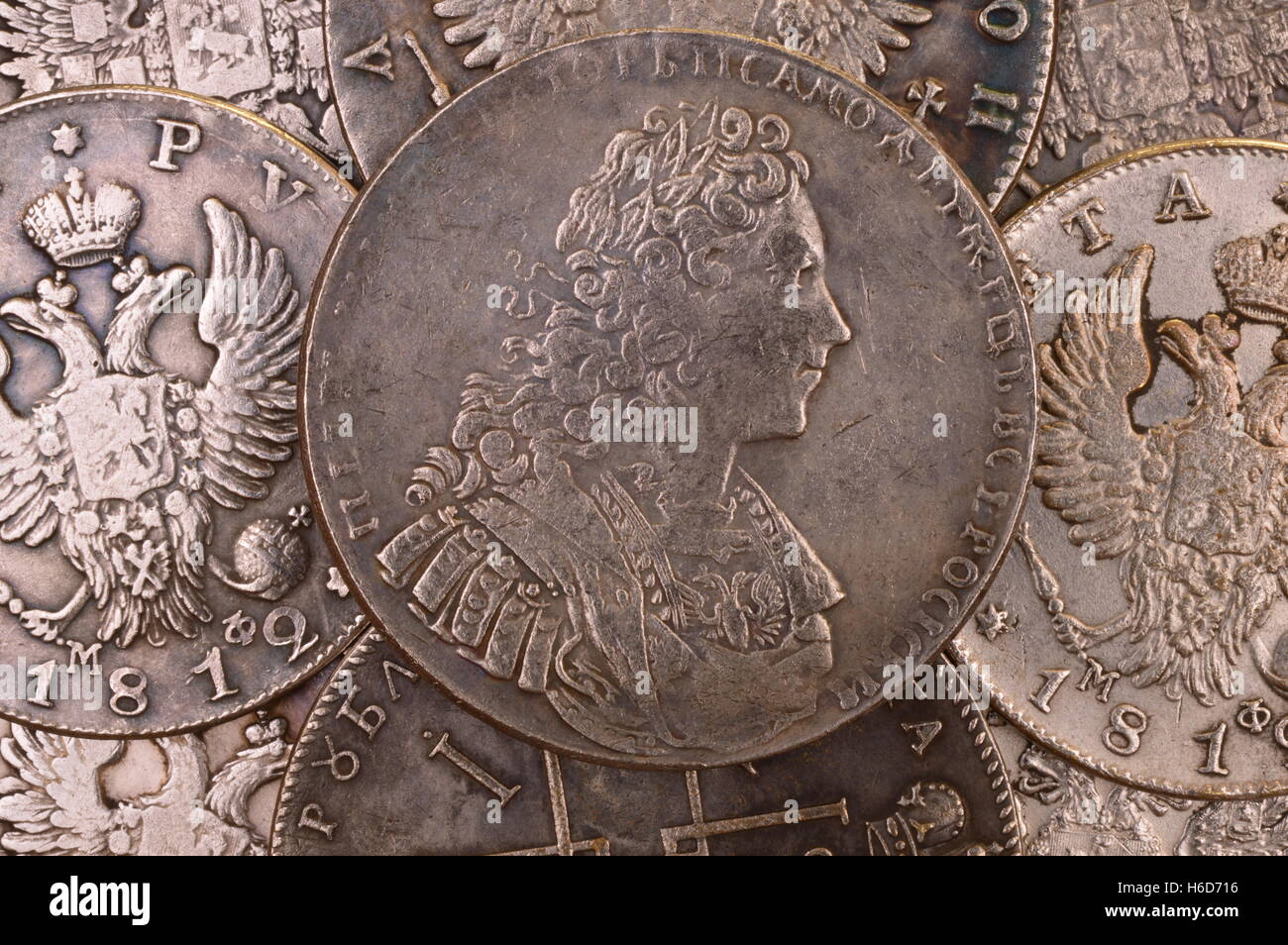 Münzen Hintergrund Silber Rubel 1729 Russland Kaiser Peter II Autokrat von ganz Russland Stockfoto