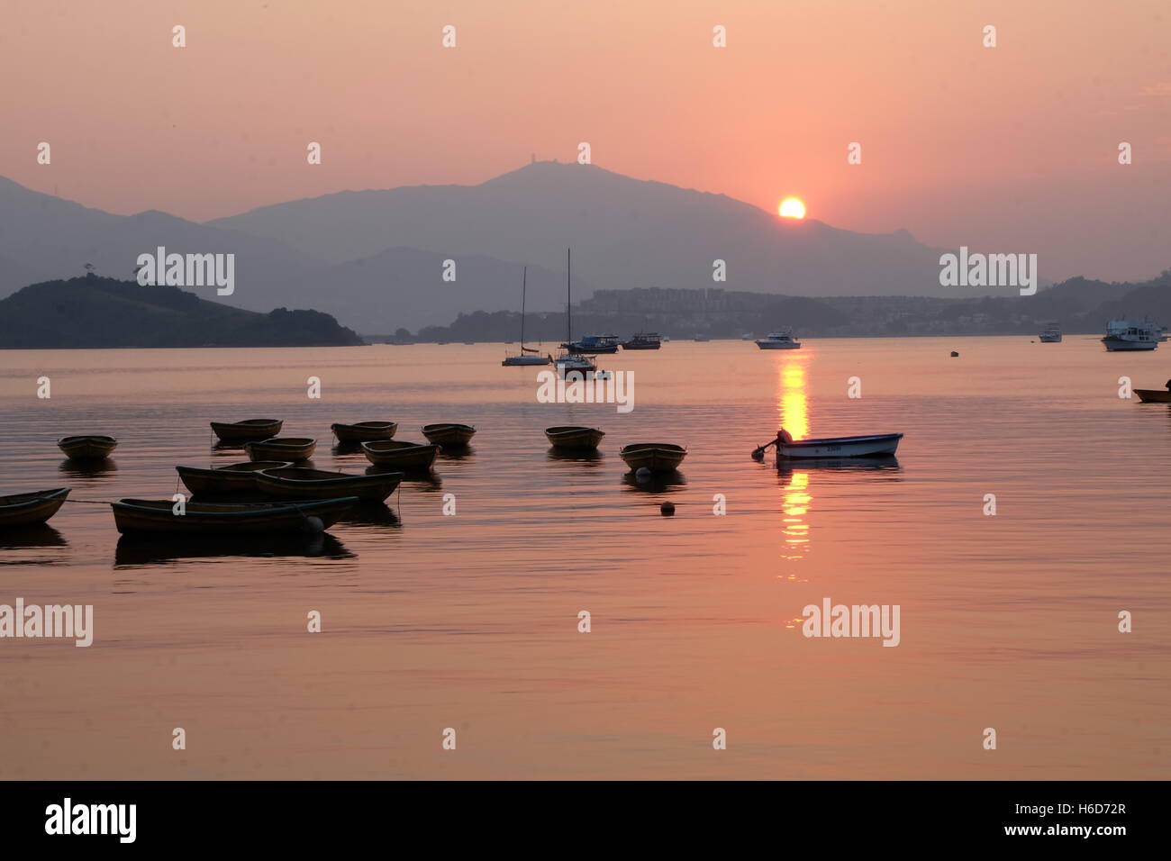 Entspannende Boote auf der ruhigen See bei Sonnenuntergang Stockfoto