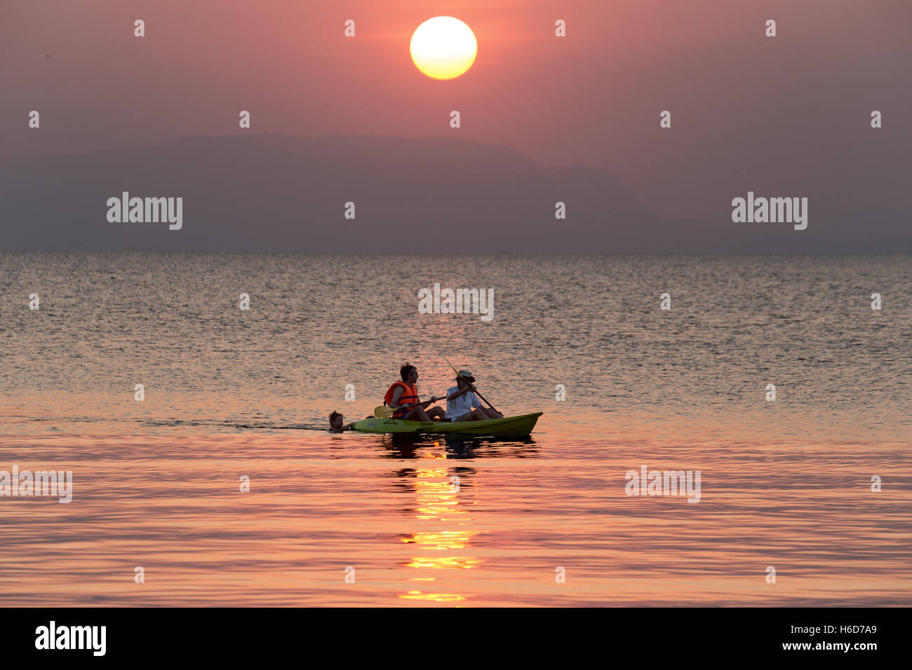 Schwimmer & Kanufahrer, Sonnenuntergang, Kep, Kambodscha Stockfoto