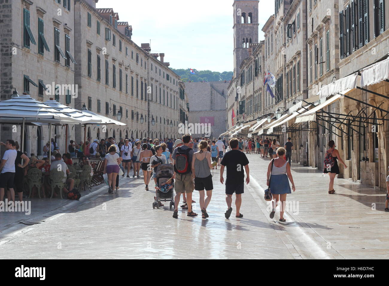 Touristen auf der Mitte der Straße [Stradun] durch die Altstadt von Dubrovnik. Stockfoto