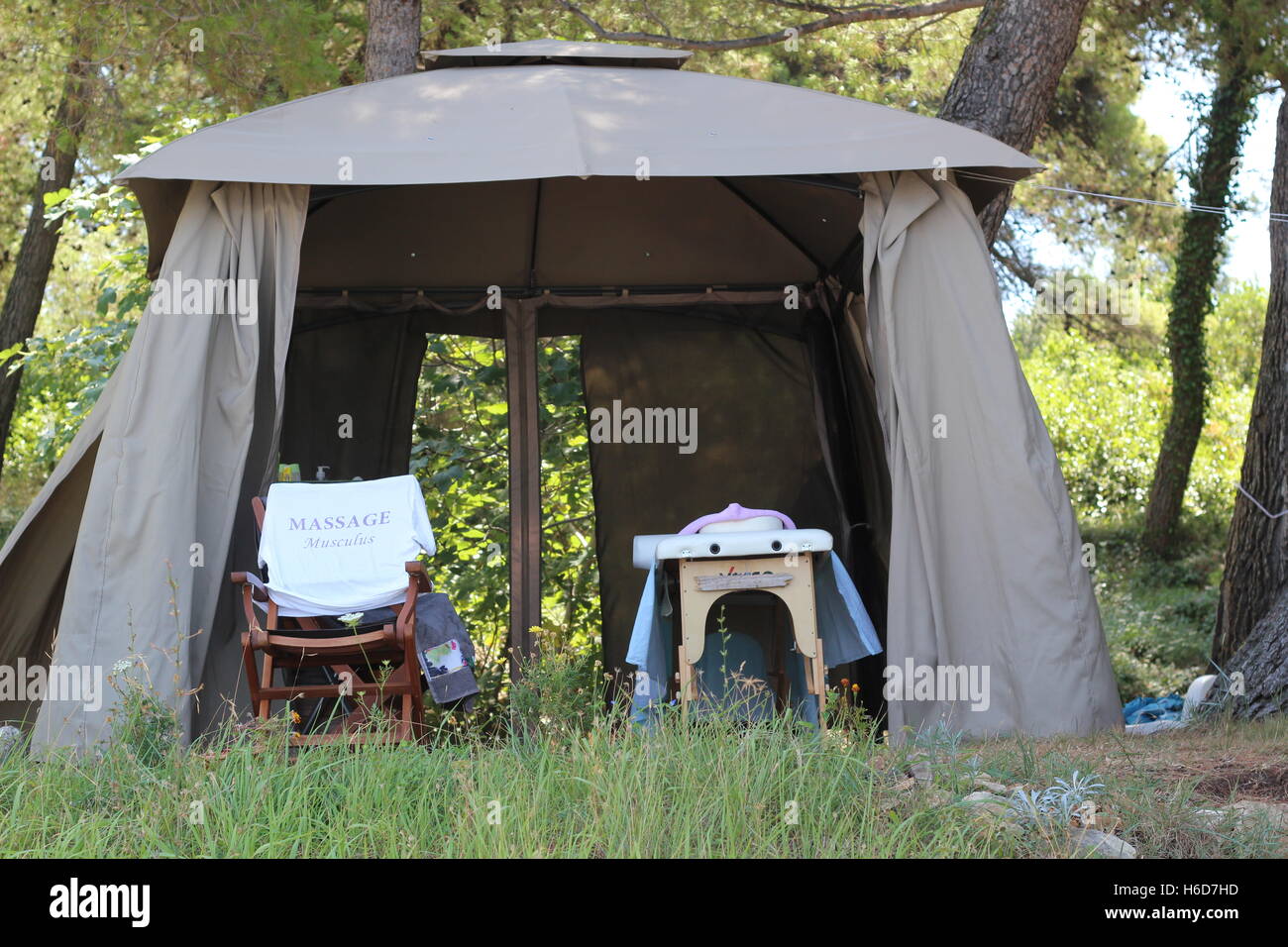 Massage-Zelt in der Nähe des Strandes in Cavtat Stockfoto