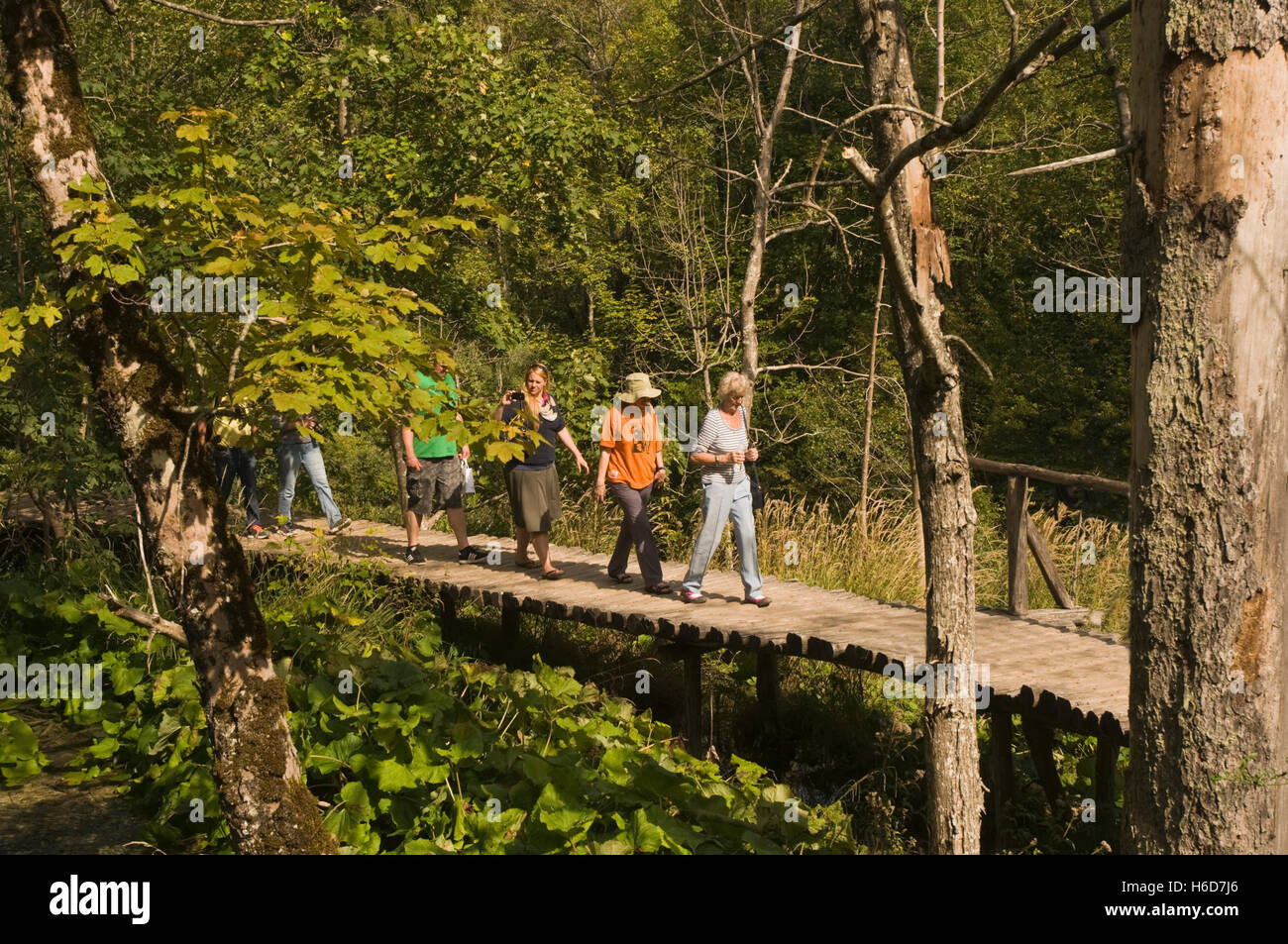 Europa, Kroatien, Plitvicka Jezera Nationalpark Plitvicer See, Touristen auf Gehweg Stockfoto