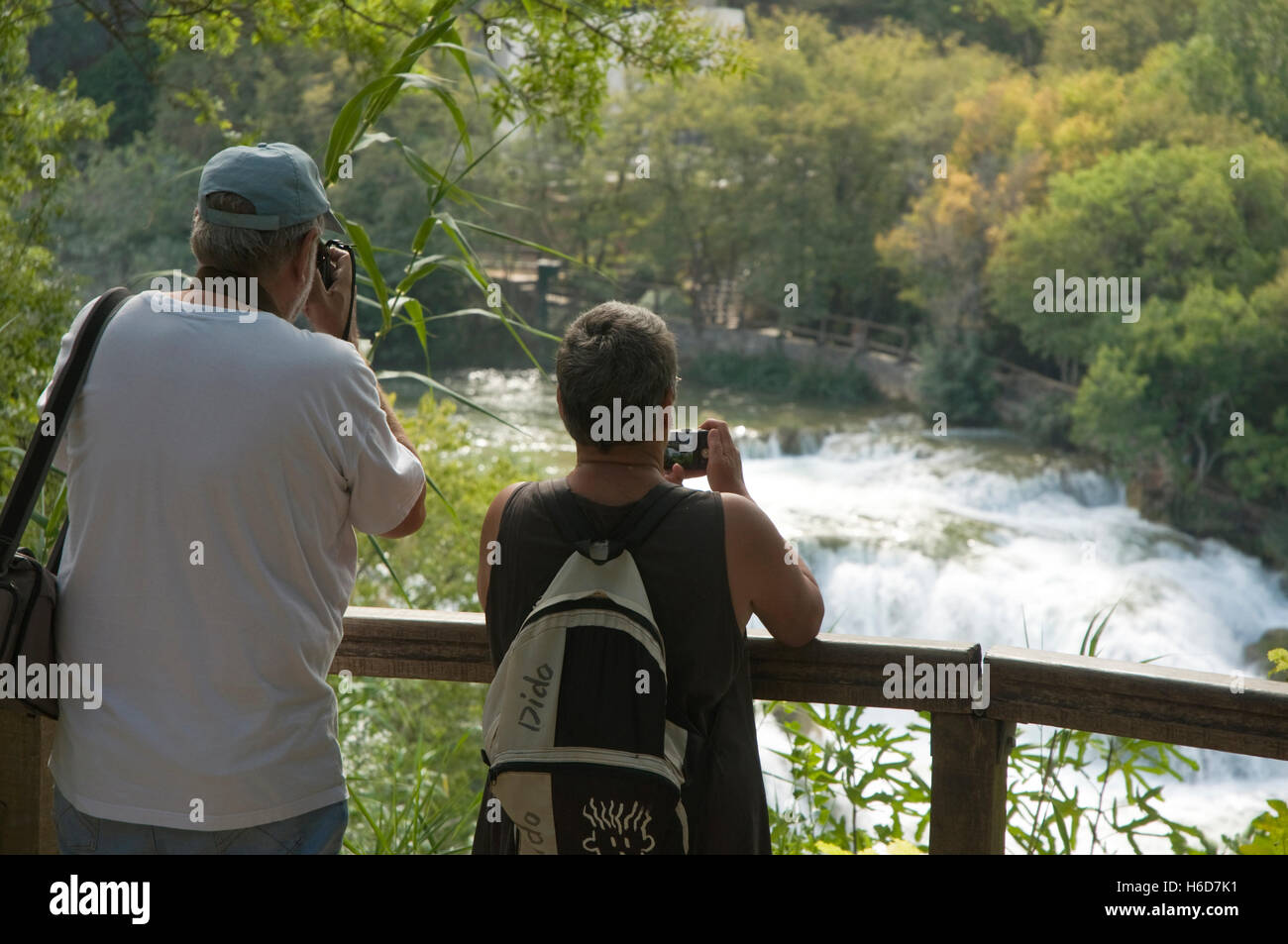 Europa, Kroatien, Plitvicka Jezera Nationalpark Plitvicer See, Wasserfall bei Touristen Stockfoto