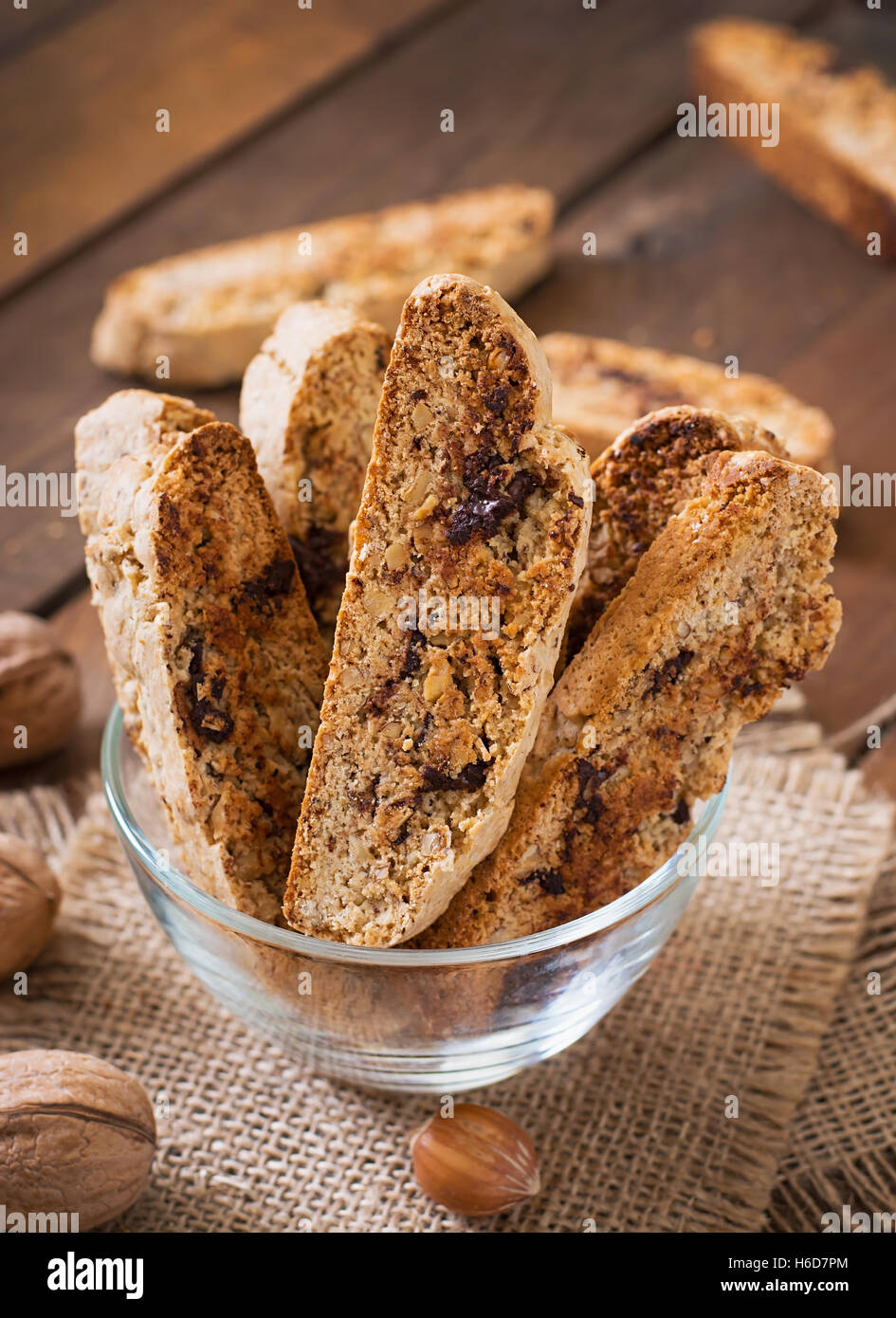 Italienische Biscotti Cookies mit Nüssen und Schokolade-Chips ...