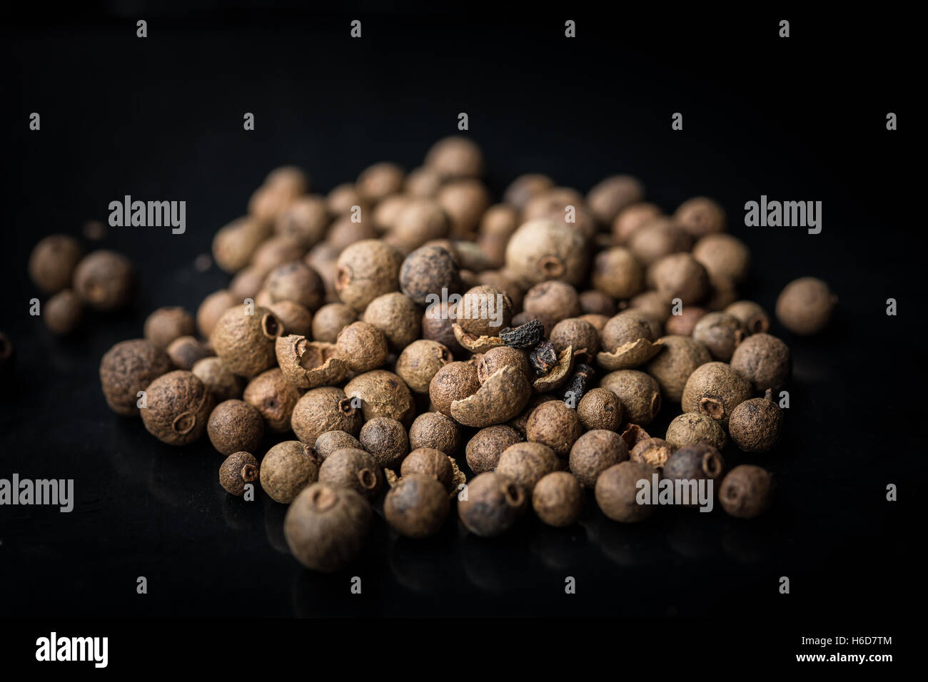 Piment Beeren auf schwarzem Hintergrund Stockfoto