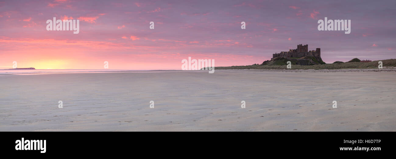 Bamburgh Castle und Bamburgh Strand bei Sonnenaufgang, Bamburgh, Northumberland, UK Stockfoto