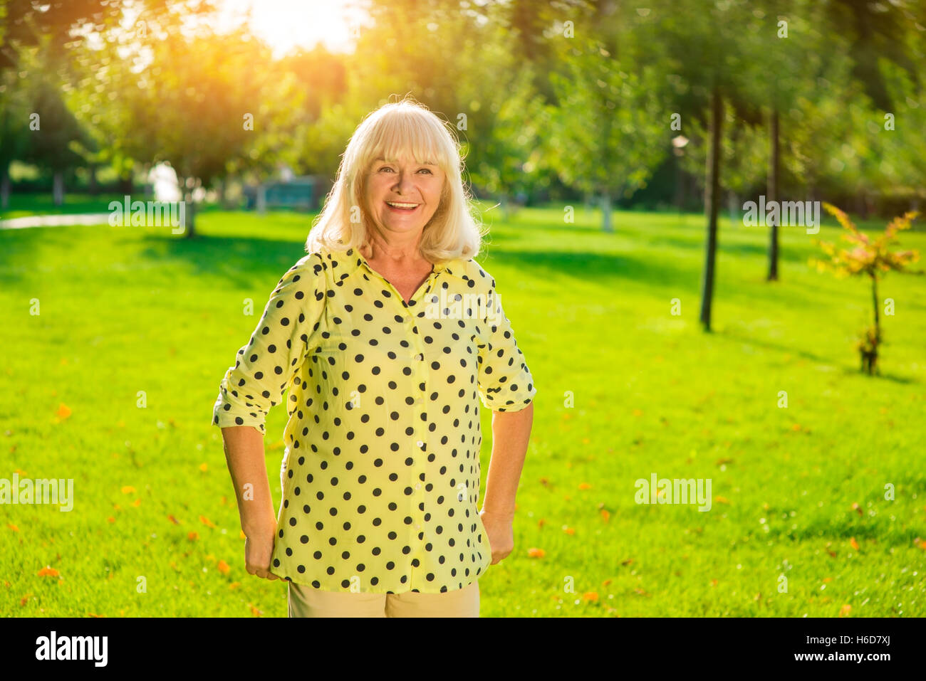 Ältere Frau auf Park-Hintergrund. Stockfoto