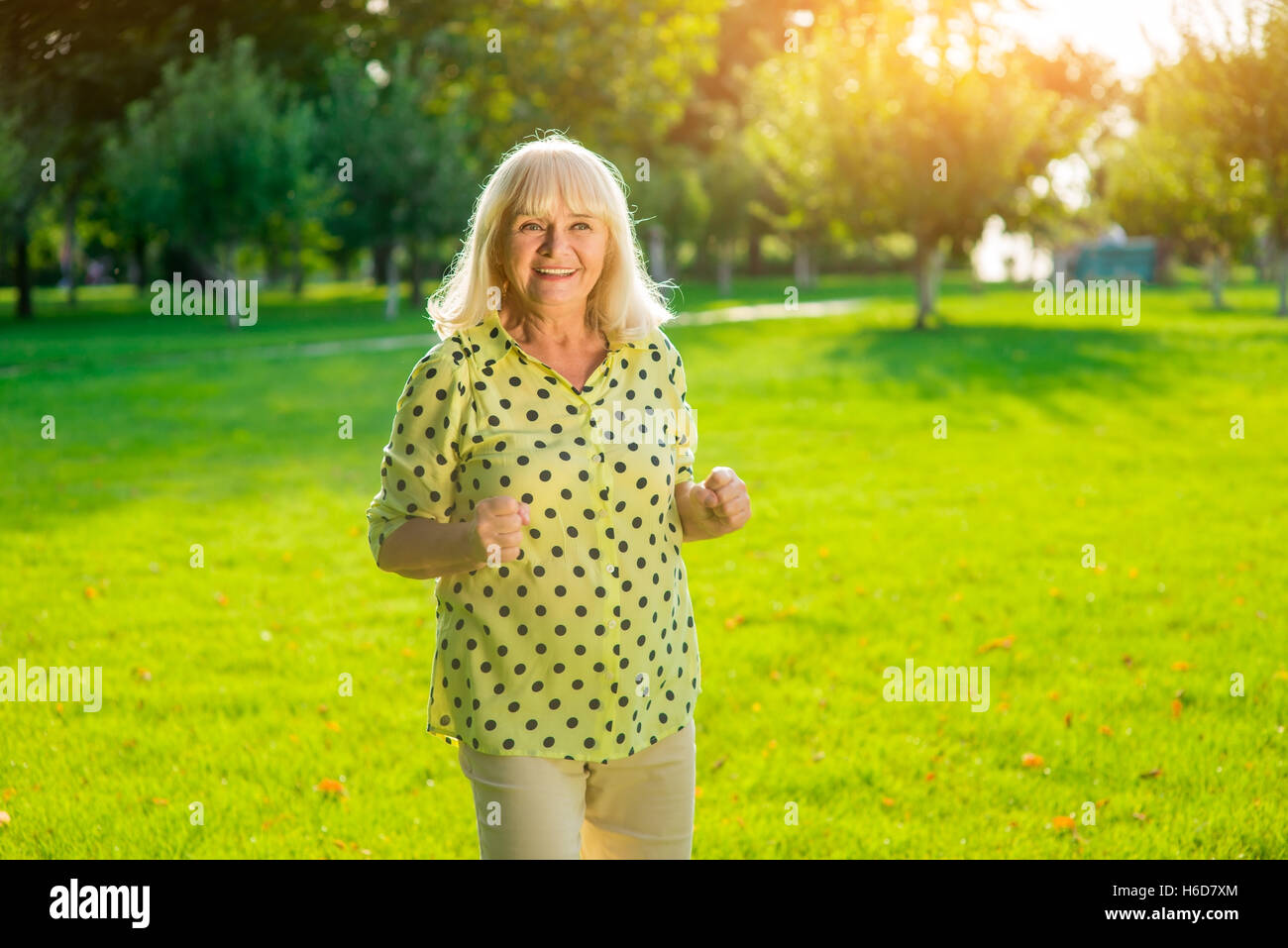 Ältere Frau stehen und Lächeln auf den Lippen. Stockfoto